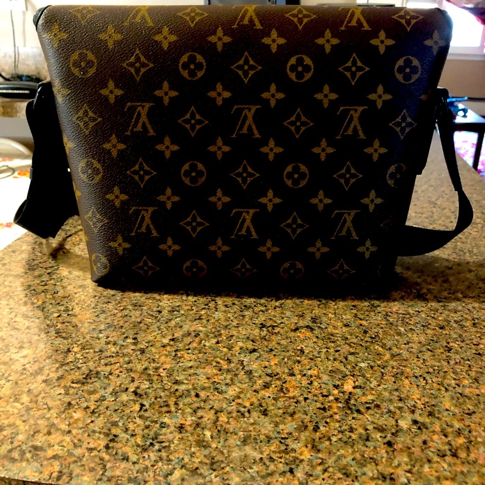 Louis Vuitton messenger bag (men)